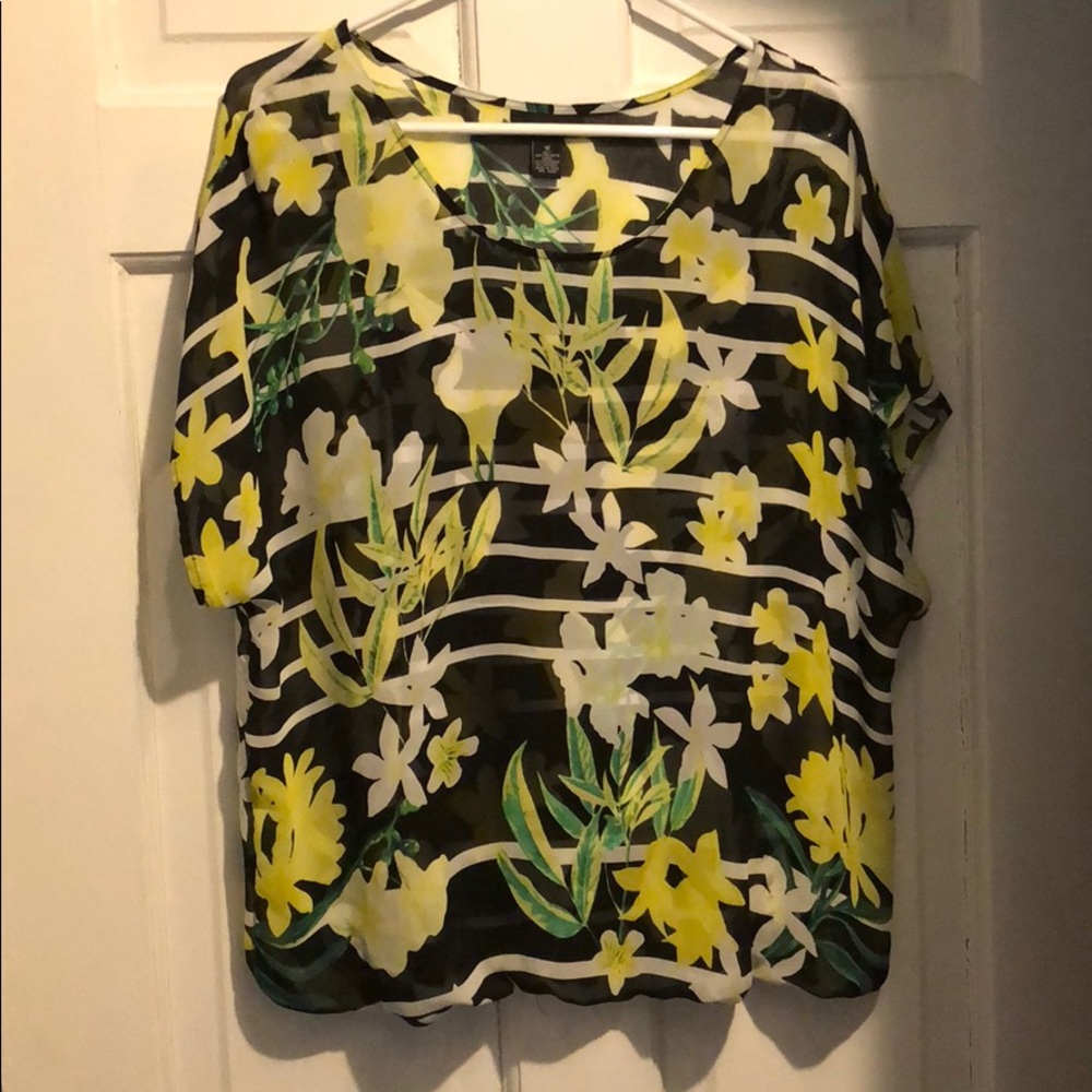 Black white and yellow short sleeve top